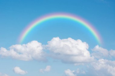 Güzel Klasik Gökkuşağı Mavi Gökyüzünde Yağmurdan Sonra