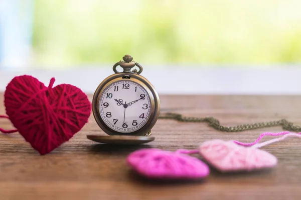 Collar reloj de bolsillo de estilo antiguo con corazón de lana de punto —  Fotos de Stock