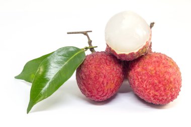 beyaz zemin üzerine taze meyve lychee.