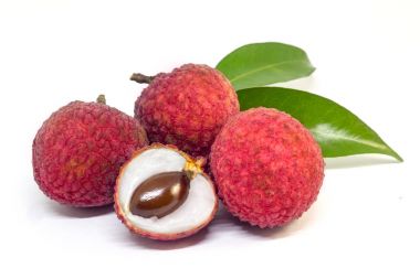 beyaz zemin üzerine taze meyve lychee.
