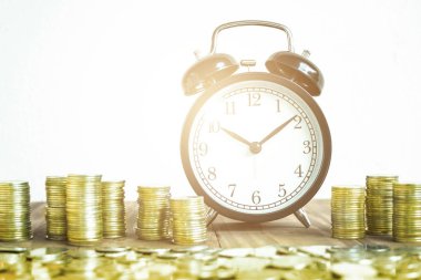 Siyah altın sikke yığını çalar saat göstermek için moda