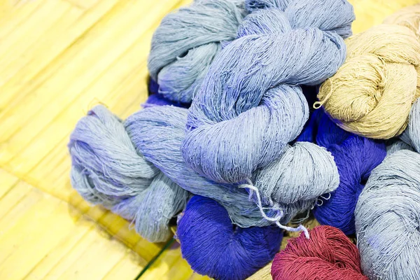 Renkli üzerinde ahşap boyama, yakın çekim.