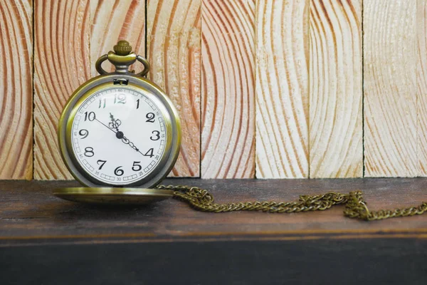 Reloj de bolsillo en madera vintage —  Fotos de Stock