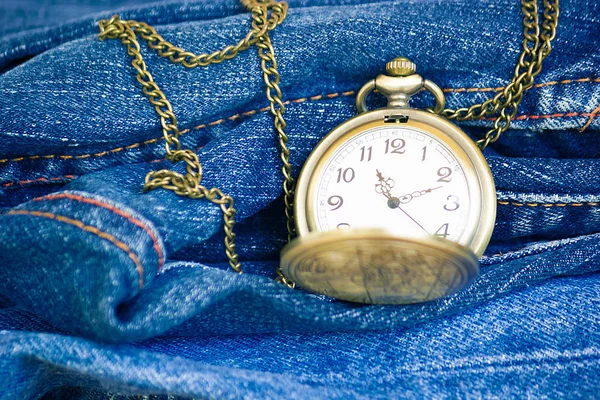 Imagen de Blue Jeans Denim Texture y reloj de bolsillo Vintage —  Fotos de Stock