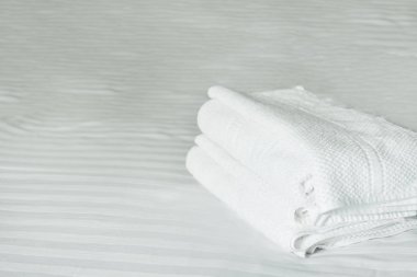 beyaz havlu beyaz şilte kumaş, sabah yumuşak ışık