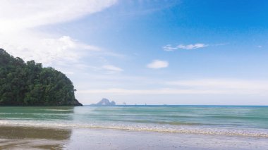 Dalga deniz kum plaj, plaj ve tropikal deniz, cennet pastoral plaj Krabi, Tayland, Thailand, yaz tatili, okyanus doğa seyahat arka plan olarak akşamları.