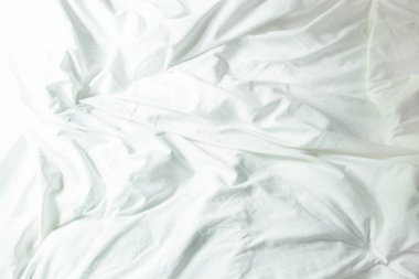 Beyaz yastık yatak ve yatak uzun bir uyku gece kış üzerinden, kırışıklık dağınık battaniye ile.