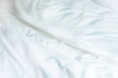 Beyaz kırışıklık dağınık battaniye üstten görünüm yatakta uzun bir uyku gece kış üzerinden,.