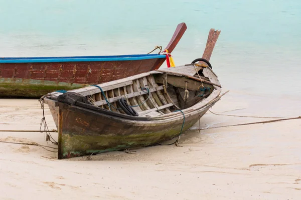 クリアー ブルーの海とビーチの上に倒れて木製ボート — ストック写真