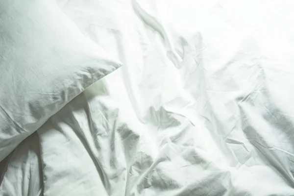Weißes Kissen Auf Dem Bett Und Mit Faltenfreier Decke Schlafzimmer — Stockfoto