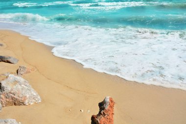 Kumsaldaki deniz dalgaları, plajdaki ve tropikal deniz, cennet cennet cennet cennet cennet cennet tatili, yaz tatili, akşam vakti okyanus doğa yolculuğunun arka planı..