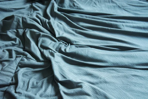 Πάνω Άποψη Του Μπλε Κουβέρτα Που Ρυτίδες Στο Κρεβάτι Μετά — Φωτογραφία Αρχείου