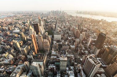 New York'un Manhattan sokak havadan görünümü gökdelenler, yaya ve yoğun trafik ile. Empire State Binası görünümünden