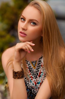 Güzel seksi kadın sarışın açık poz ile. Kız moda portre