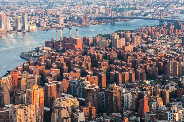 Ист Виллидж на Манхэттене, Питер Купер. Вид на Бруклин из Нью-Йорка с моста Вильямсбург через Ист-Ривер и небоскребов — стоковое фото