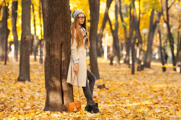 Mujer de otoño con hojas. Estilo chica rubia en hermoso parque de otoño —  Fotos de Stock