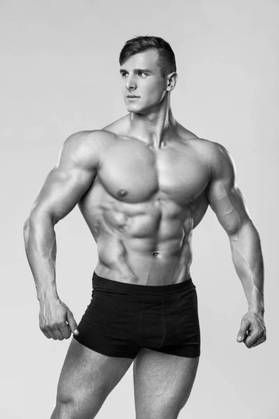 Sexig muskulös man fitness modell i underkläder. Starka manliga nakna överkropp abs — Stockfoto