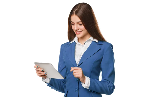 Muchacha sonriente atractiva en traje azul usando tableta. Mujer con tableta pc, aislada sobre fondo blanco — Foto de Stock