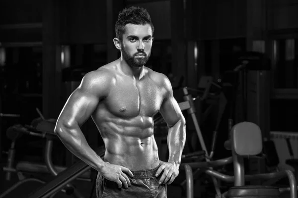 Sexy muscular man posing in gym, shaped abdominal. Strong male torso abs, working out — Stock Photo, Image