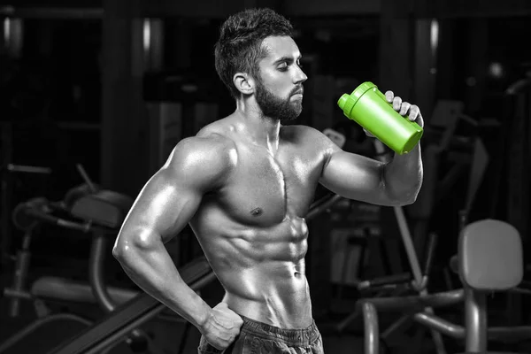 Sexig muskulös man dricksvatten i gym, formade buken. Stark manlig torso abs, träna — Stockfoto