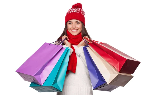 Έκπληκτος ευτυχής όμορφη γυναίκα κρατώντας τσάντες αγορών στον ενθουσιασμό. Χριστούγεννα κορίτσι για την πώληση του χειμώνα, απομονώνονται σε λευκό φόντο — Φωτογραφία Αρχείου