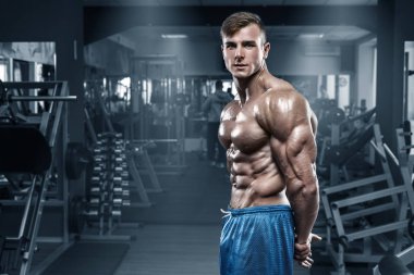 Seksi kaslı erkek spor salonunda, karın, şekilli kaslar gösterilen. Vücut geliştirmeci erkek çıplak gövde abs, çalışma dışarı