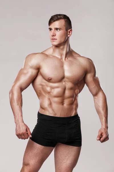 Modèle de fitness homme musclé sexy en sous-vêtements. Homme fort torse nu abs — Photo