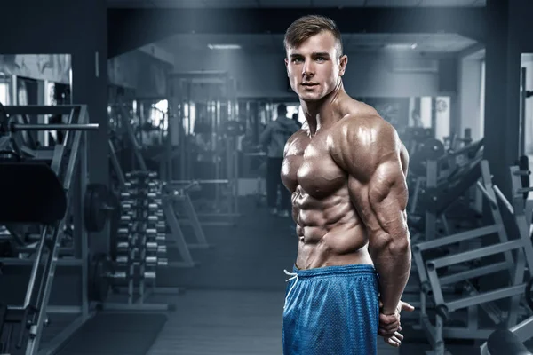 Sexy gespierde man in sportschool, vormige buik, spieren tonen. Bodybuilder mannelijke naakte torso abs, uitwerken — Stockfoto