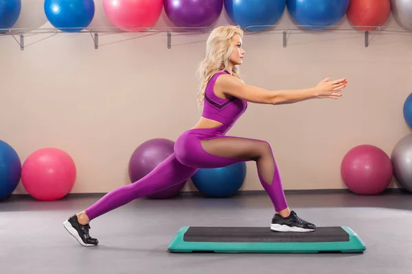 Atletisk flicka gör stretching övning i gymmet. Sport kvinna i sportkläder träning — Stockfoto