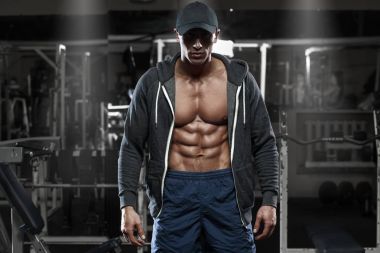 Kaslı adam açık ceket ifşa göğüs ve abs spor salonunda, egzersiz