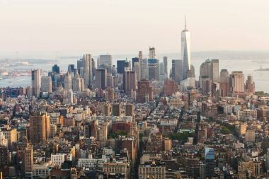 Gökdelenler ile New York'un Manhattan sokak havadan görünümü. Empire State Binası, aşağı Manhattan görünümünden