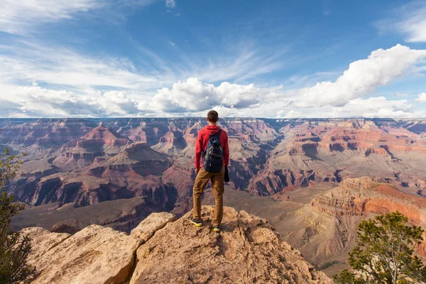 Reizen in de Grand Canyon, man wandelaar met rugzak genieten van uitzicht, Verenigde Staten — Stockfoto