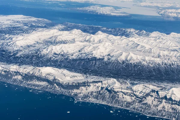 Vista aérea de las montañas de hielo en Groenlandia — Foto de Stock