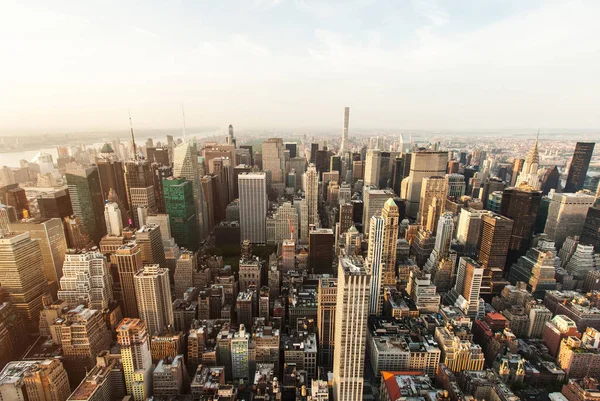마천루, 보행자 및 바쁜 트래픽 함께 뉴욕 시 맨해튼 거리 공중 보기. 엠파이어 스테이트 빌딩에서 보기 — 스톡 사진