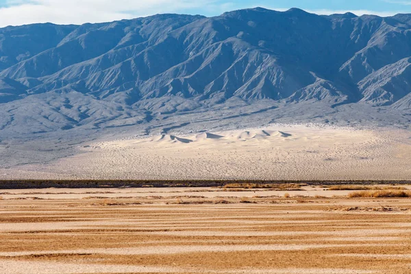 Death Valley National Park, California, USA. Landscape desert dunes and mountains — Stock Photo, Image