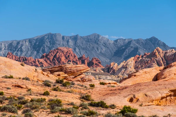 Bergen en rode rotsen op de horizon landschap in de vallei van brand State Park, Nevada, Verenigde Staten — Stockfoto