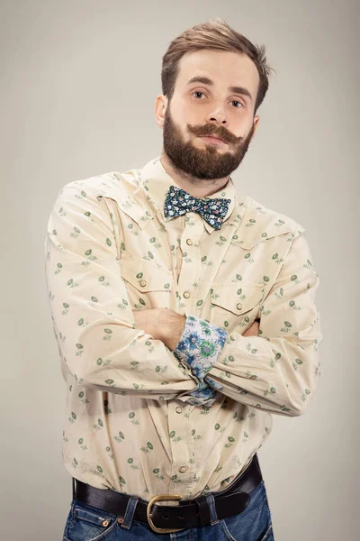 Homem elegante e bonito com barba e bigode. Retrato macho com laço — Fotografia de Stock