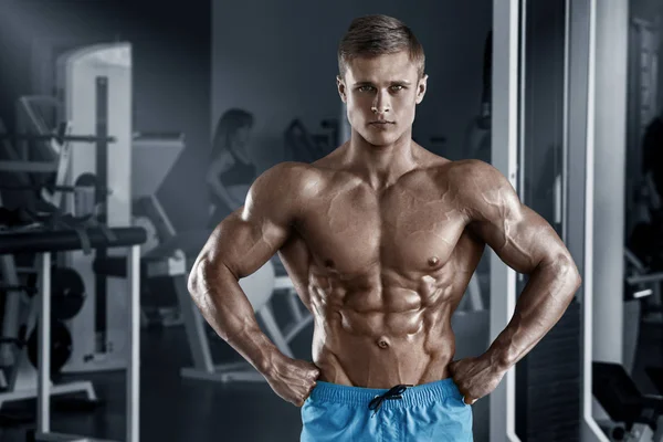 Hombre musculoso sexy en el gimnasio haciendo ejercicio, en forma abdominal. Fuerte macho desnudo torso abs —  Fotos de Stock