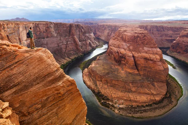 Reiziger man op de achtergrond van de canyon Horseshoe bend, Arizona, Verenigde Staten. Travel concept, schilderachtig uitzicht — Stockfoto