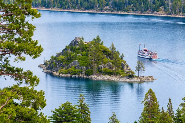 Fannette 岛，翡翠湾太浩湖，加州，美国。观光游船 — 图库照片