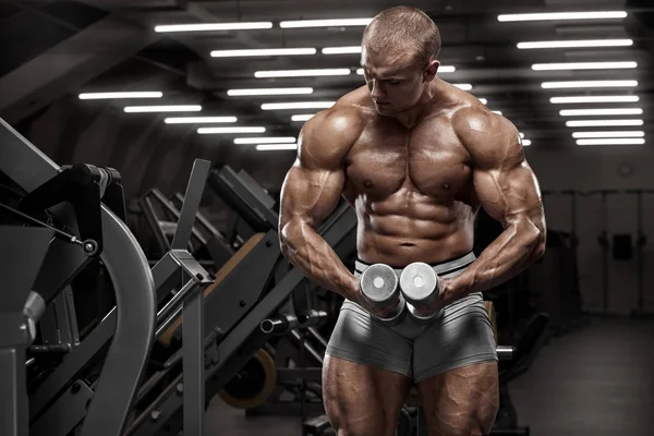 Homem musculoso trabalhando fora no ginásio fazendo exercícios, forte masculino nu torso abs — Fotografia de Stock