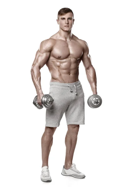 Homme athlétique sexy montrant le corps musculaire avec haltères, pleine longueur, isolé sur fond blanc. Homme fort torse nu abs — Photo