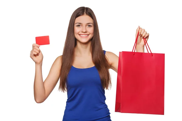 Χαμόγελο όμορφη γυναίκα ευτυχισμένη κρατώντας την τσάντα για ψώνια και προβολή κενό πιστωτική κάρτα, πώληση, απομονώνονται σε λευκό φόντο — Φωτογραφία Αρχείου