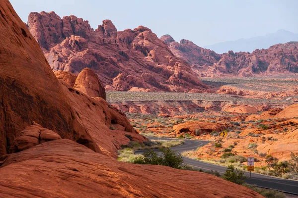 A road runs through it in the Valley of Fire State Park, Nevada, USA — Stock Photo, Image