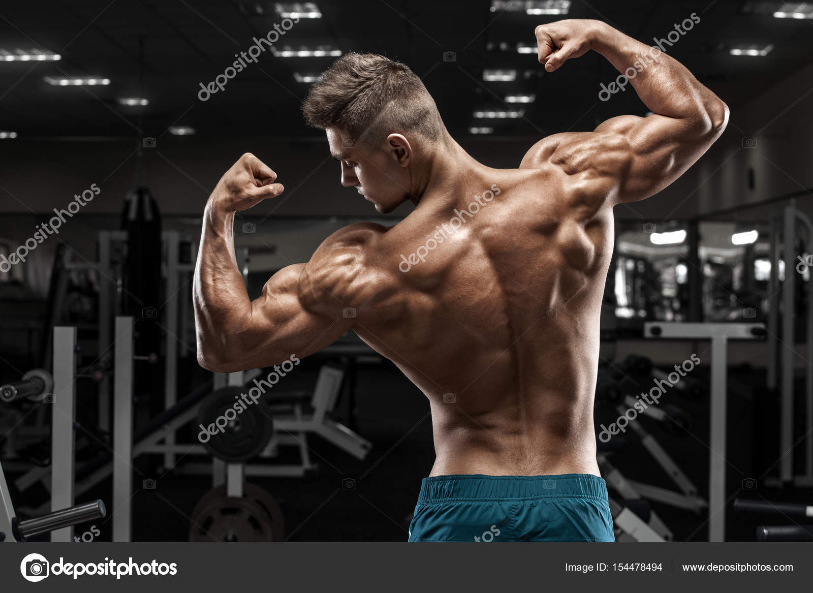 Back pose muscular man hi-res stock photography and images - Page 2 - Alamy