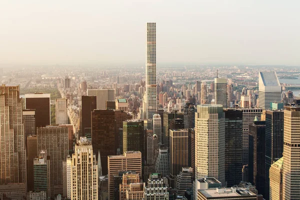 美国纽约市曼哈顿街头的鸟瞰图与摩天大楼，行人和繁忙的交通。从帝国大厦的视图 — 图库照片