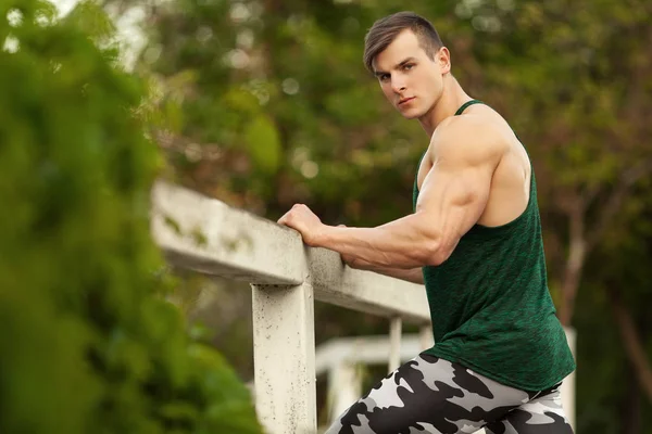 Hombre musculoso sexy al aire libre. Deportivo masculino en ropa deportiva fuera — Foto de Stock