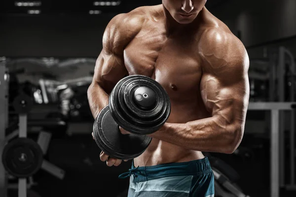 Gespierde man trainen in de sportschool doen oefeningen met halters, sterke mannelijke naakte torso abs — Stockfoto