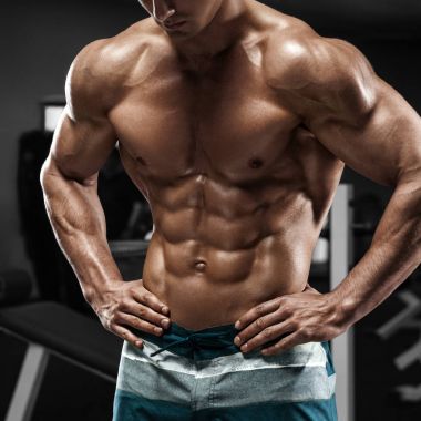 Kaslı adam abs spor salonunda, karın şeklinde. Çalışma dışarı güçlü erkek çıplak gövde