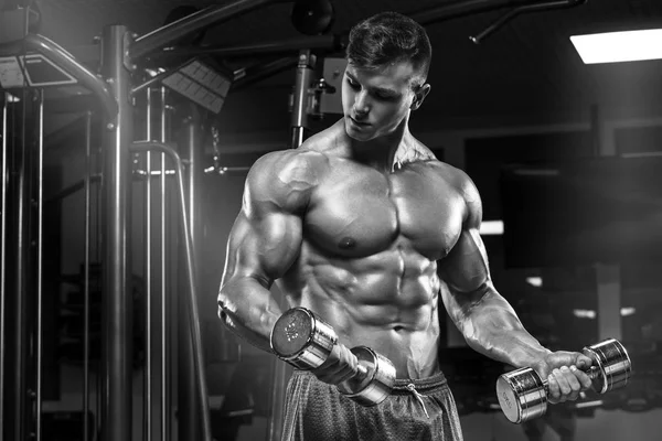М'язистий чоловік, який працює в тренажерному залі, виконує вправи, сильний чоловік голий торс abs — стокове фото